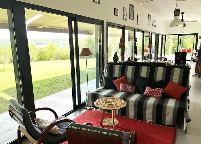 Casa de Férias Maison Contemporaine En Bois Avec Piscine