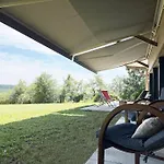 Maison Contemporaine En Bois Avec Piscine 度假居 *