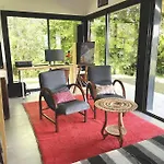 Maison Contemporaine En Bois Avec Piscine 度假居