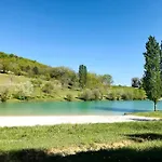 Maison Contemporaine En Bois Avec Piscine 度假居