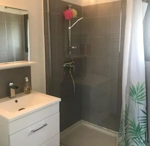 Holiday home Maison Contemporaine En Bois Avec Piscine Montcuq